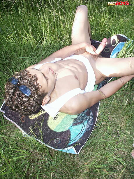 Il giovane ragazzo Arny si masturba fuori