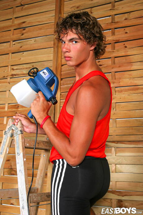 Der gut gebaute Armando zieht sich aus und zeigt einen schönen Hintern