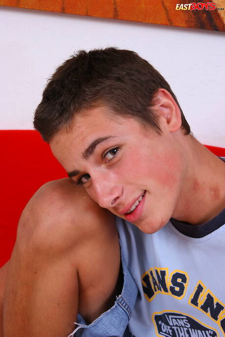 Young dude Dean posing naked and showing nice ass