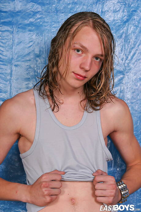 性感小鮮肉Nikita裸體擺造型