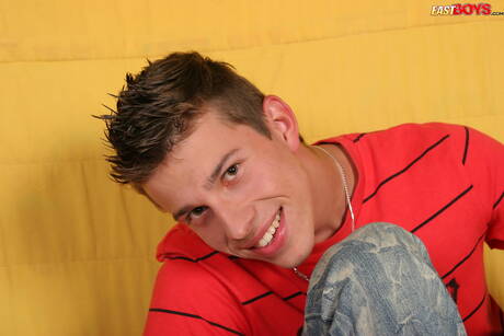 Twink Damon pozuje nago