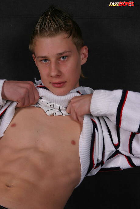 Twink Anders pozuje nago