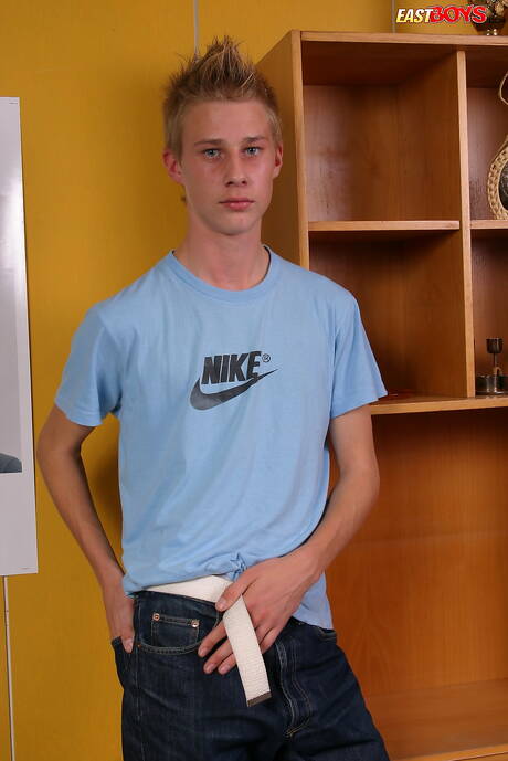 East Boys: Il giovane Anders mostra un bel corpo