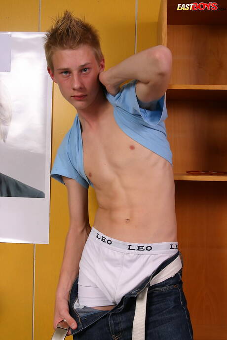 O jovem Anders mostra um corpo lindo