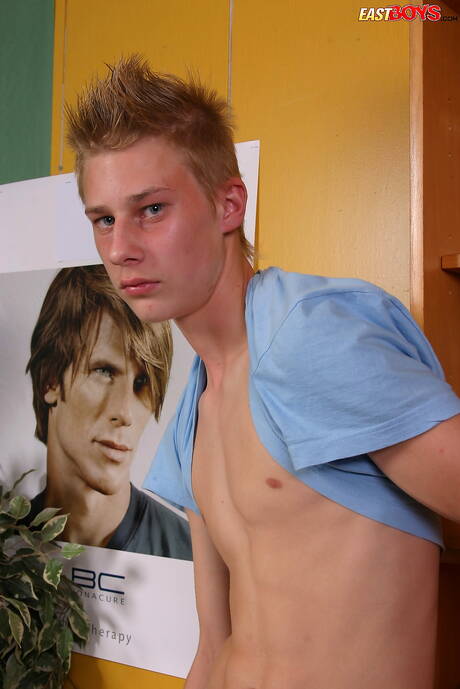 O jovem Anders mostra um corpo lindo