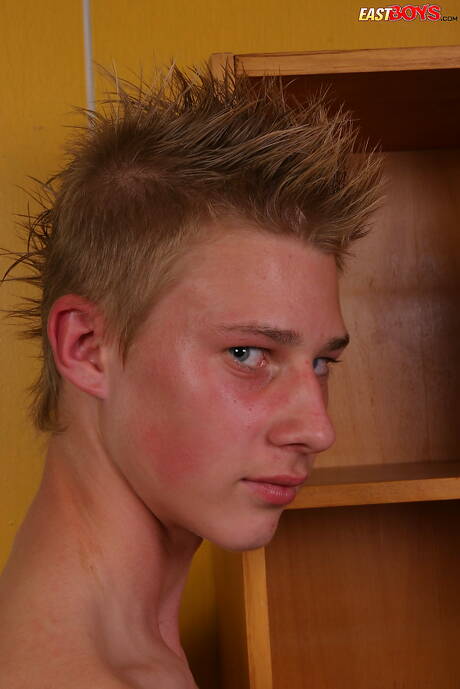 O jovem Anders mostra um corpo lindo