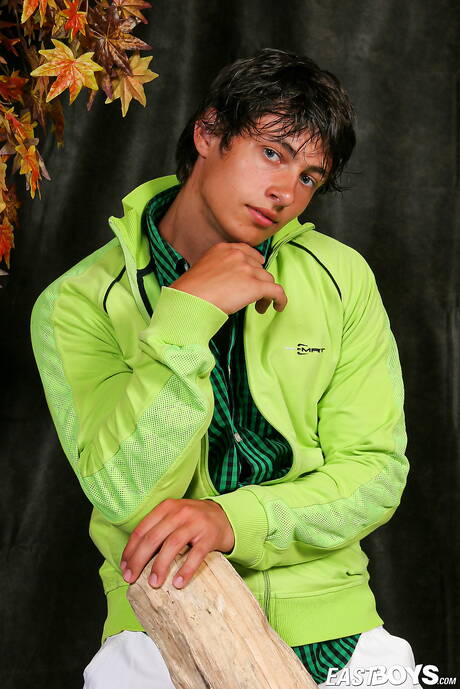 Der muskulöse Alfonso zieht sich aus und zeigt seinen schönen Hintern