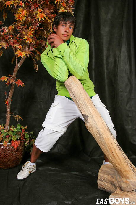 Der muskulöse Alfonso zieht sich aus und zeigt seinen schönen Hintern