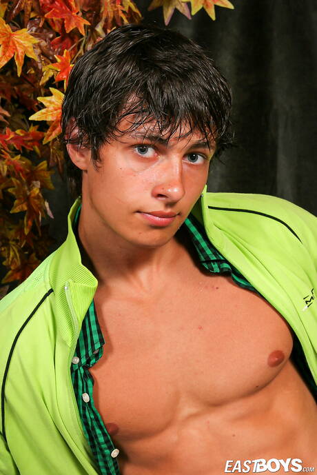 Der muskulöse Alfonso zieht sich aus und zeigt seinen schönen Hintern