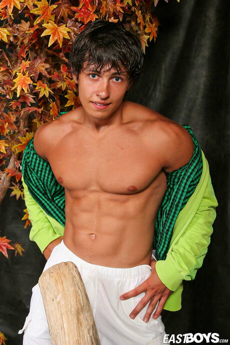 Der muskulöse Alfonso zieht sich aus und zeigt seinen schönen Hintern