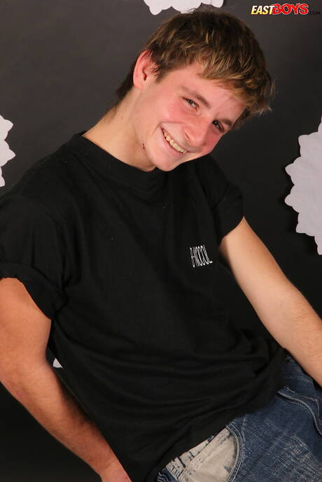 Jovem Albert posando nu e mostrando o bumbum firme