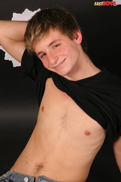 Jovem Albert posando nu e mostrando o bumbum firme