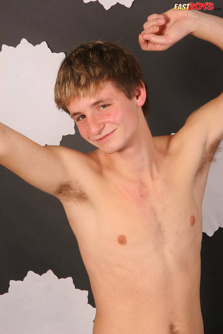 Jovem Albert posando nu e mostrando o bumbum firme