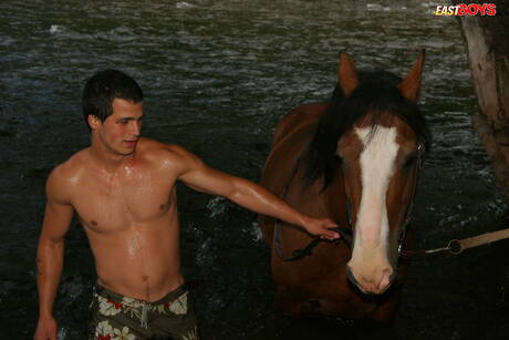 El supersemental Curcio posando desnudo después de caminar por la playa