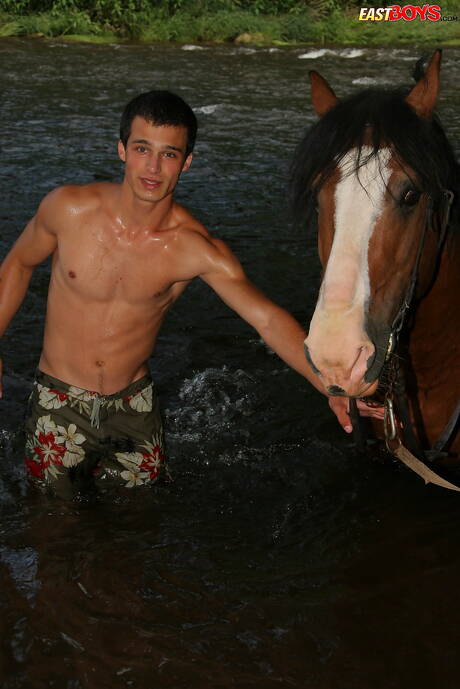 El supersemental Curcio posando desnudo después de caminar por la playa