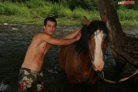 El supersemental Curcio posando desnudo después de caminar por la playa