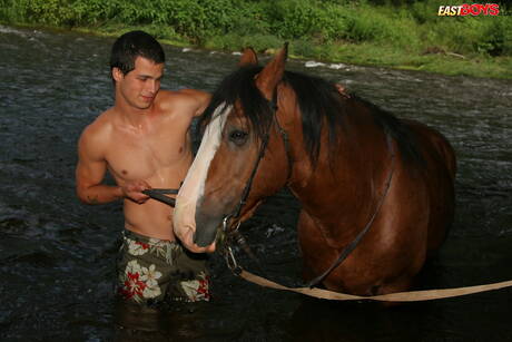 El supersemental Curcio posando desnudo después de caminar por la playa