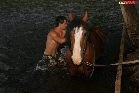 El supersemental Curcio posando desnudo después de caminar por la playa