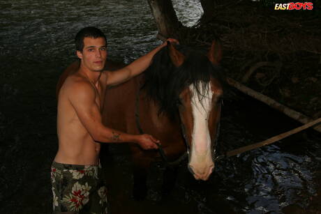 El supersemental Curcio posando desnudo después de caminar por la playa