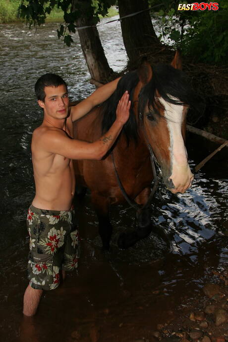 El supersemental Curcio posando desnudo después de caminar por la playa