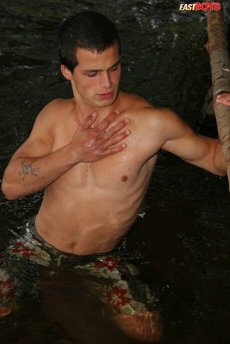 El supersemental Curcio posando desnudo después de caminar por la playa