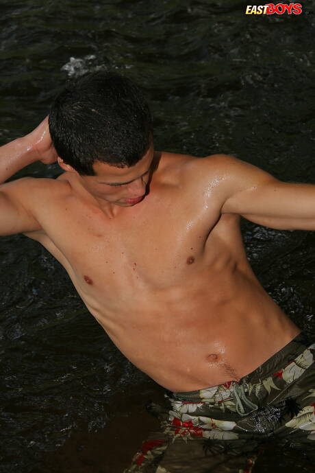 El supersemental Curcio posando desnudo después de caminar por la playa