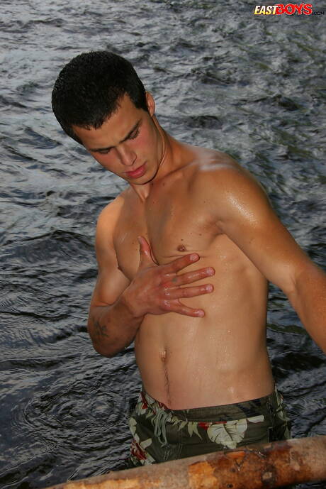 El supersemental Curcio posando desnudo después de caminar por la playa