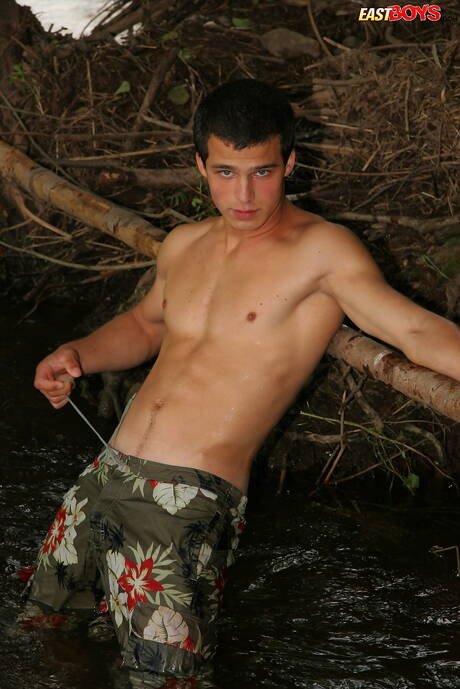 El supersemental Curcio posando desnudo después de caminar por la playa