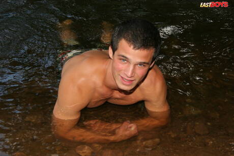 El supersemental Curcio posando desnudo después de caminar por la playa