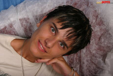 Le beau garçon Adel se met nu et montre ses fesses serrées