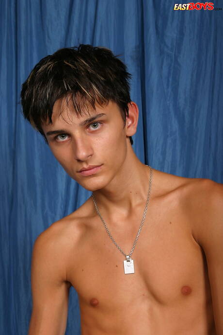 Le beau garçon Adel se met nu et montre ses fesses serrées