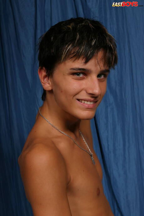 Le beau garçon Adel se met nu et montre ses fesses serrées