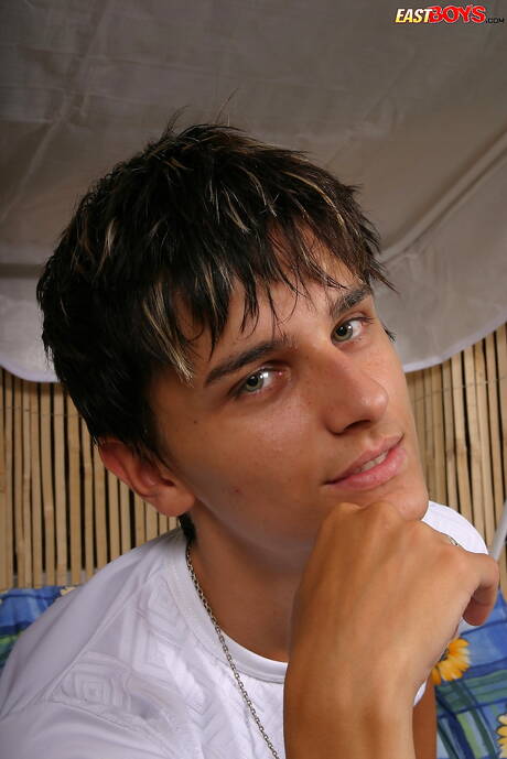 Młody Adel drażni swojego penisa