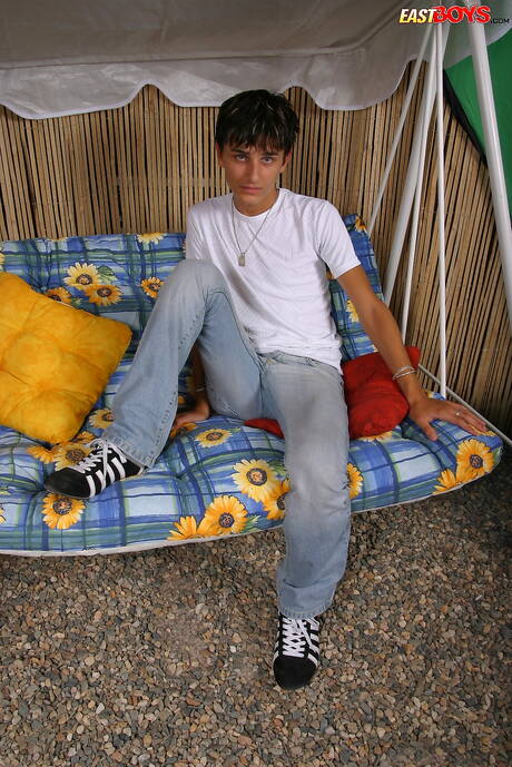 年輕的阿德爾戲弄他的雞巴