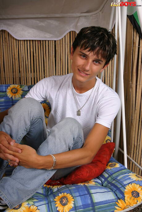 年輕的阿德爾戲弄他的雞巴