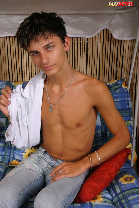 年輕的阿德爾戲弄他的雞巴