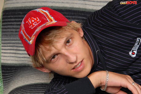 Hunk Abner zeigt einen perfekten Körper