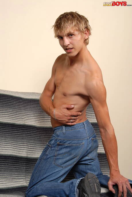 Hunk Abner zeigt einen perfekten Körper