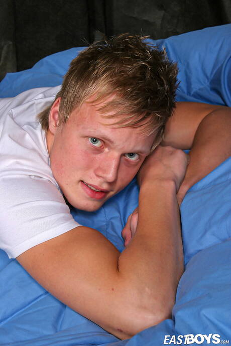 Hot twink Jasper posing nude and showing tight ass