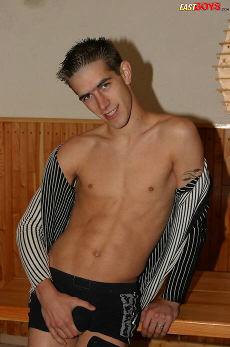 帥哥Tony在戶外玩弄雞巴