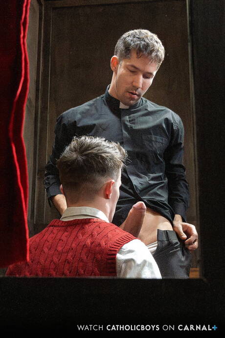 Os simpáticos garotos americanos Eddie Patrick e o musculoso Grant Ducati fazem um bom sexo anal