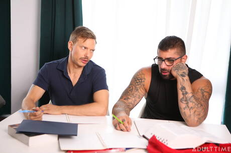 Ryan Bones und der muskulöse Kanadier Ethan Chase ficken nach dem Blowjob