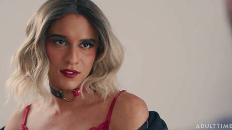 スーパースタッドのマーカス・マクニールとスーパースタッドのマイキー・ベガがフェラチオの後にアナルファック