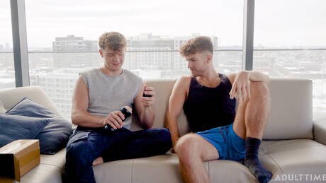 Zwei amerikanische Jungs, der muskulöse Oliver Marks und der attraktive Carter Collins, haben ein Vergnügen