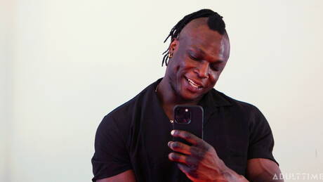 魅力的な男サム・レジャーとゴージャスな男ハリソン・フィールズがハードな異人種間アナルセックスを楽しむ