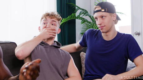 Hot Harrison Feels, Troy River et Ezrah Mahomes ont un bon trio interracial