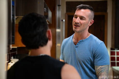 Der attraktive Kumpel Derek Kage und der schöne Junge Siren Santiago ficken nach dem Blowjob