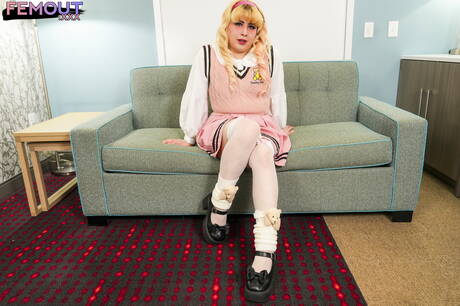 プリティ・ディーバ・フォーチュンが裸になって熱いお尻を見せる