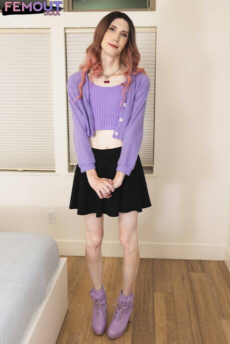 Hot twink Hailee Coxxx jack off with toy