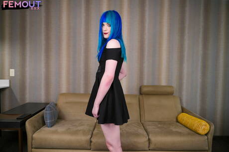 Jonge jongen Mia Flowers poseert naakt